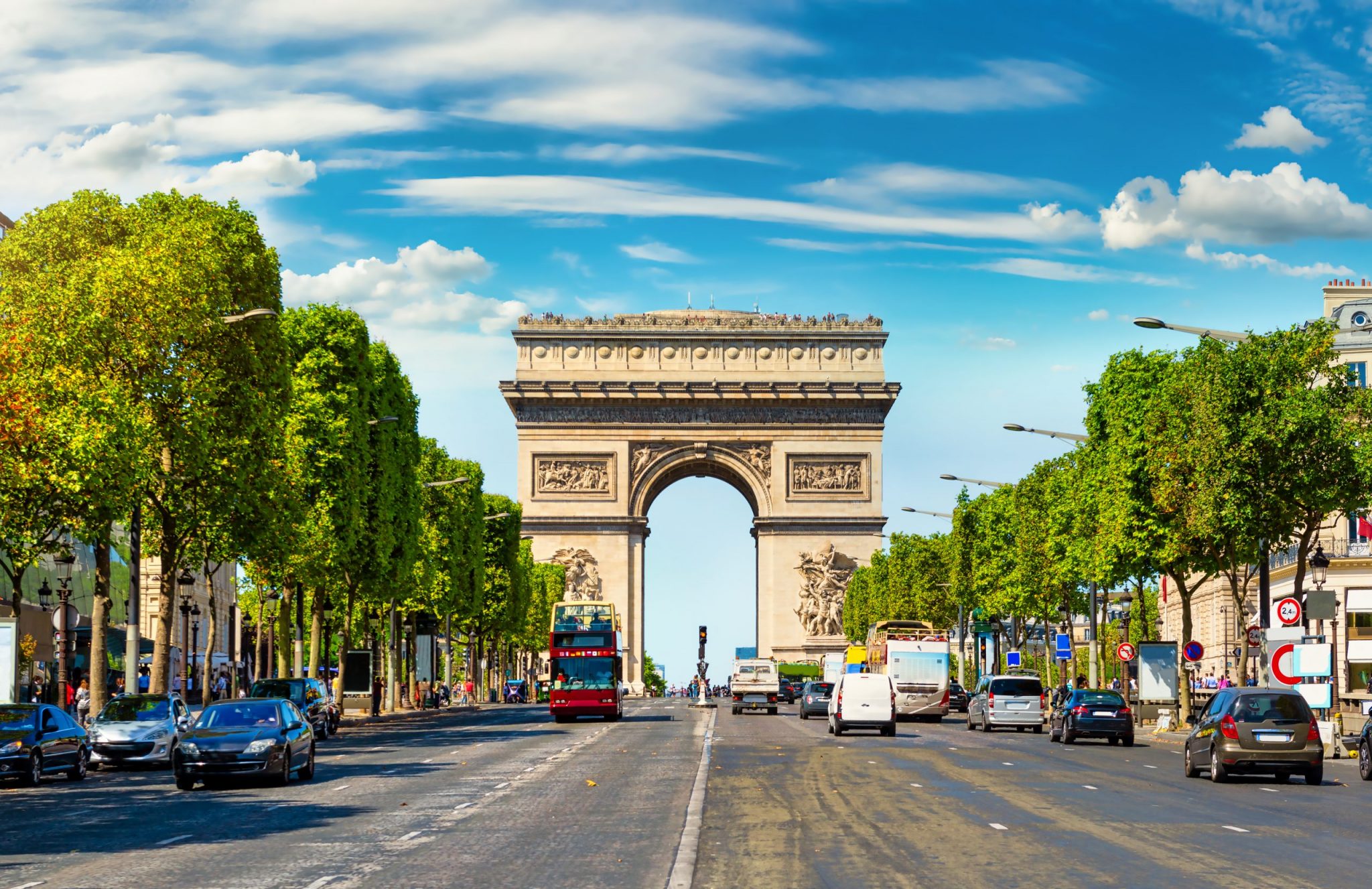 Новая арка на Елисейских полях в Париже